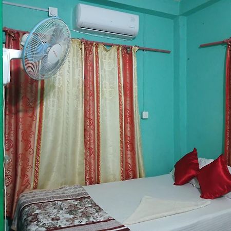 Tiger Corner Inn Homestay Sauraha Bagian luar foto