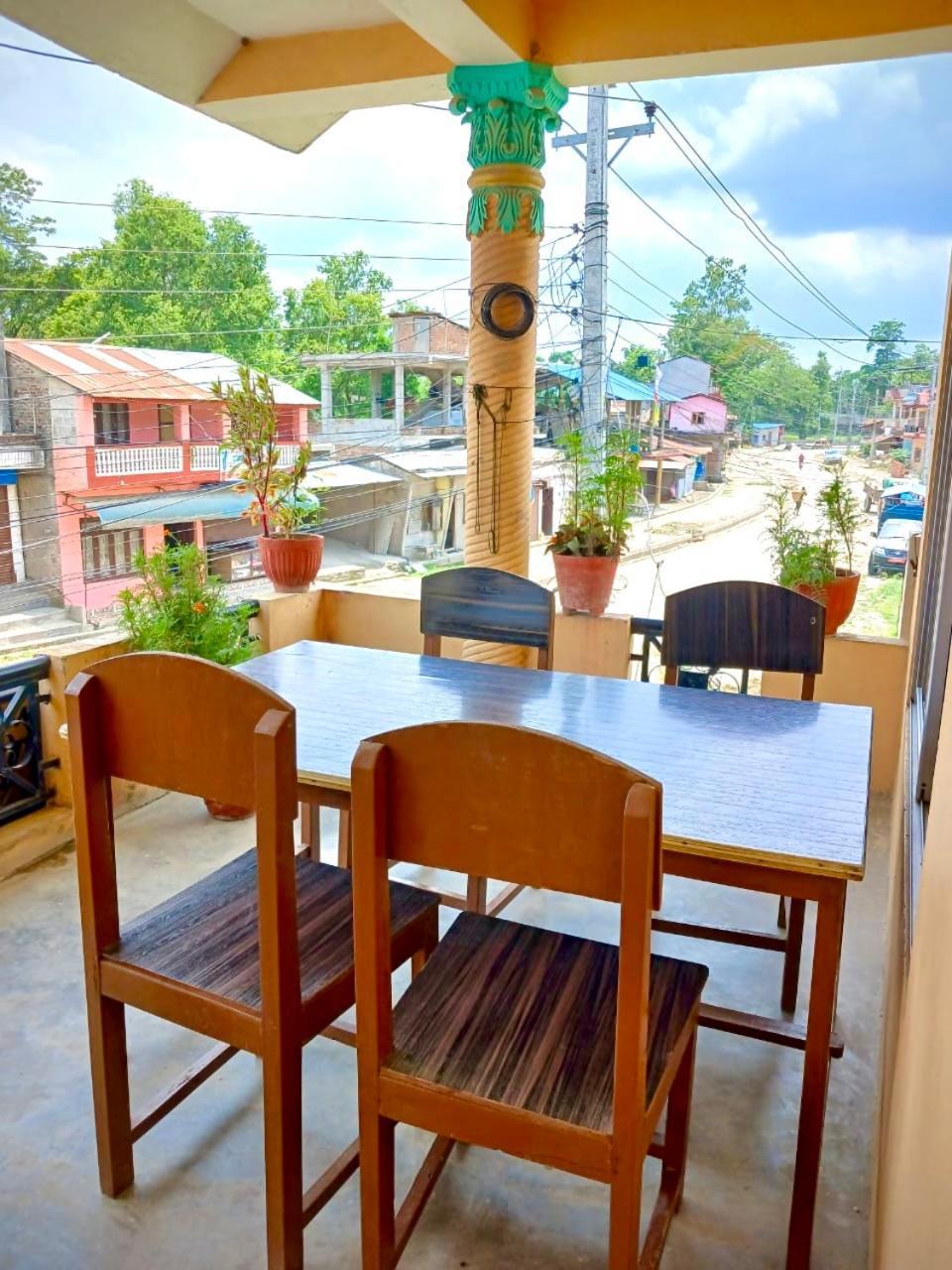 Tiger Corner Inn Homestay Sauraha Bagian luar foto