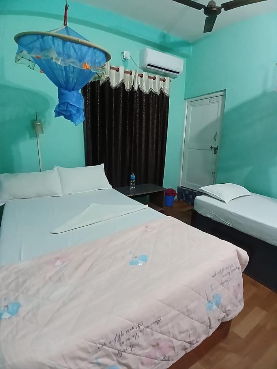 Tiger Corner Inn Homestay Sauraha Bagian luar foto