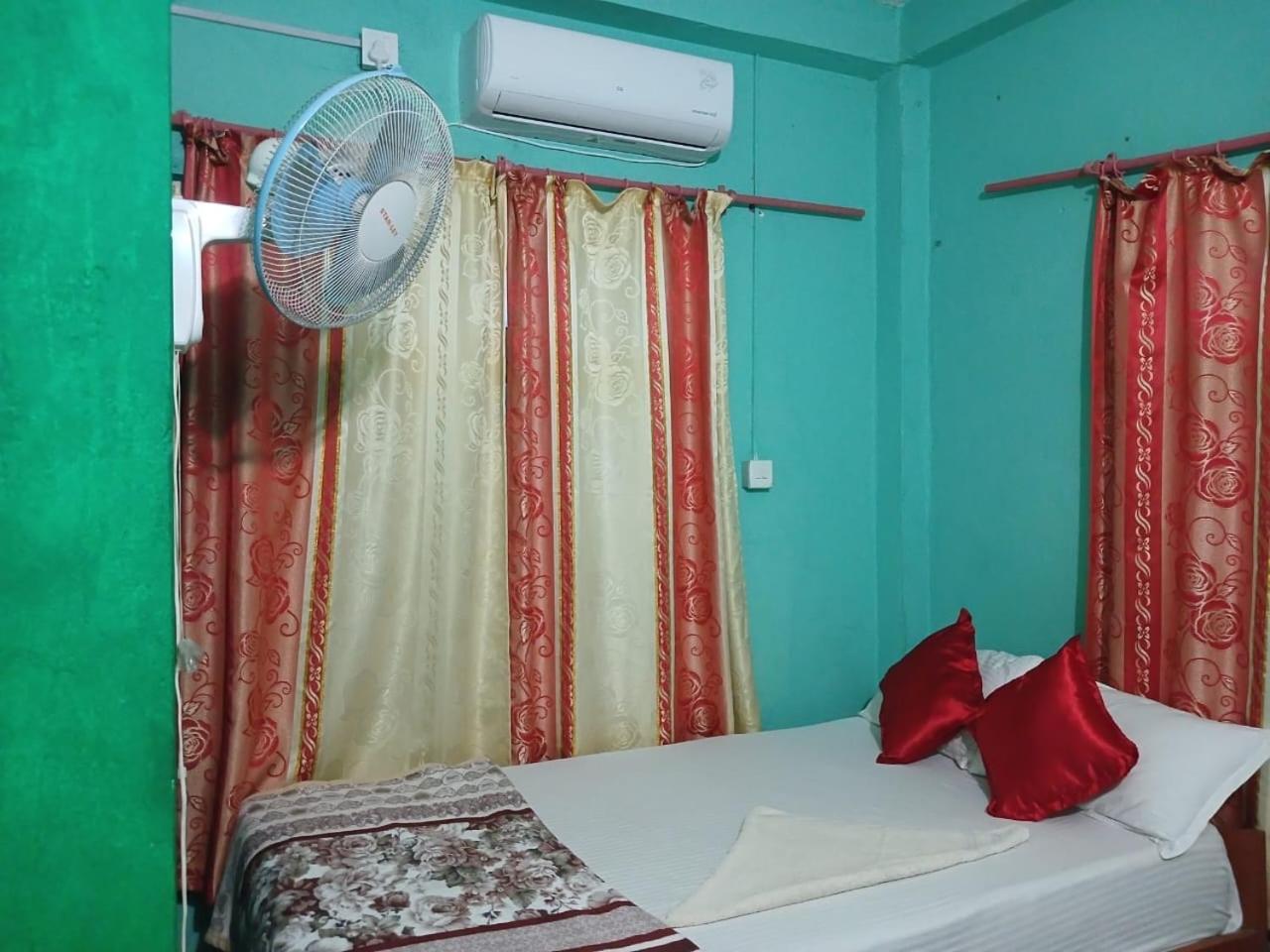 Tiger Corner Inn Homestay Sauraha Bagian luar foto